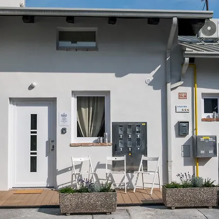 Garage 公寓 *
